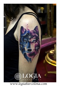 Tatuaje www.logiabarcelona.com Tattoo Ink tatauje de lobo acuarela en el hombro  00107 